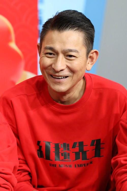 刘德华tvb颁奖红毯造型帅气依旧引热议