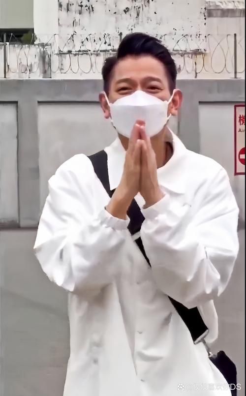 刘德华一家三口低调现身庙宇，虔诚祈福引关注
