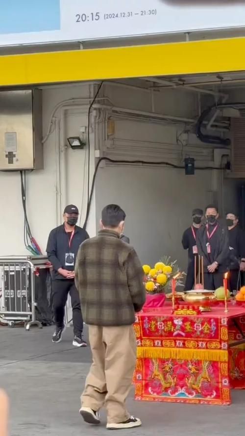 刘德华一家三口低调现身庙宇，虔诚祈福引关注