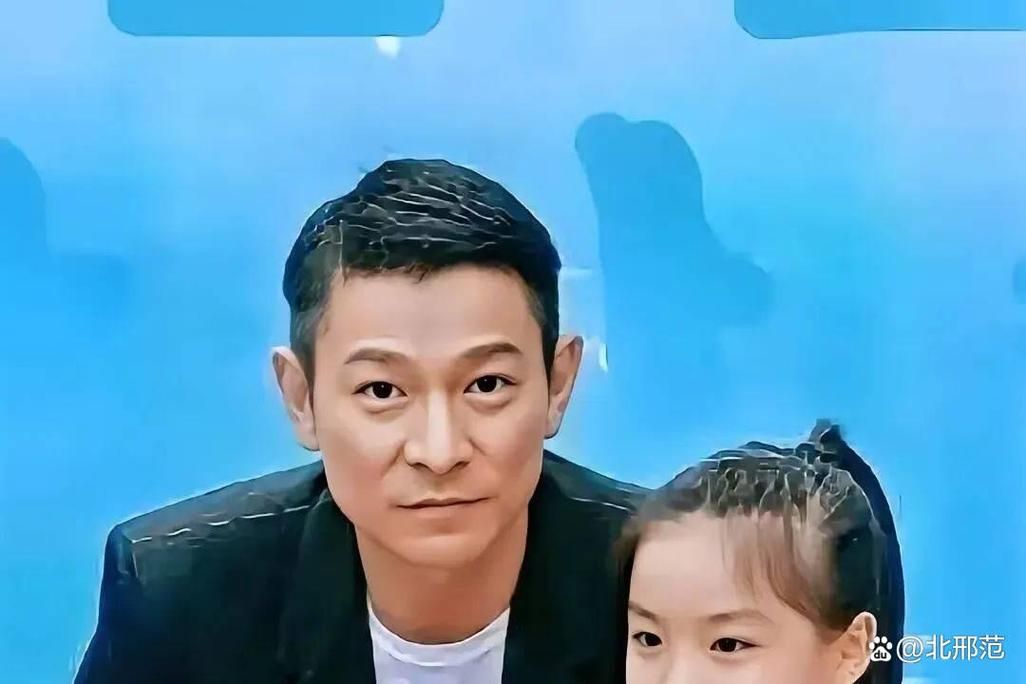 刘德华一家三口近照曝光，女儿刘向蕙遗传父母优良基因