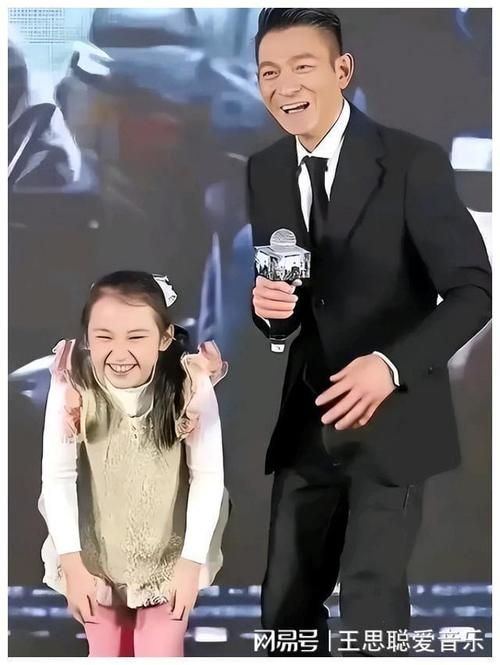刘德华一家三口近照曝光，女儿刘向蕙遗传父母优良基因
