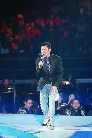 刘德华上海演唱会惊喜不断！胡歌意外现身引爆全场