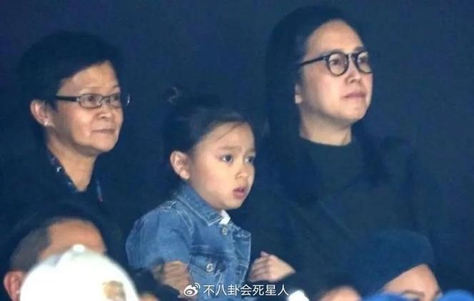 刘德华与12岁女儿的相处日常，天王也有温柔一面？