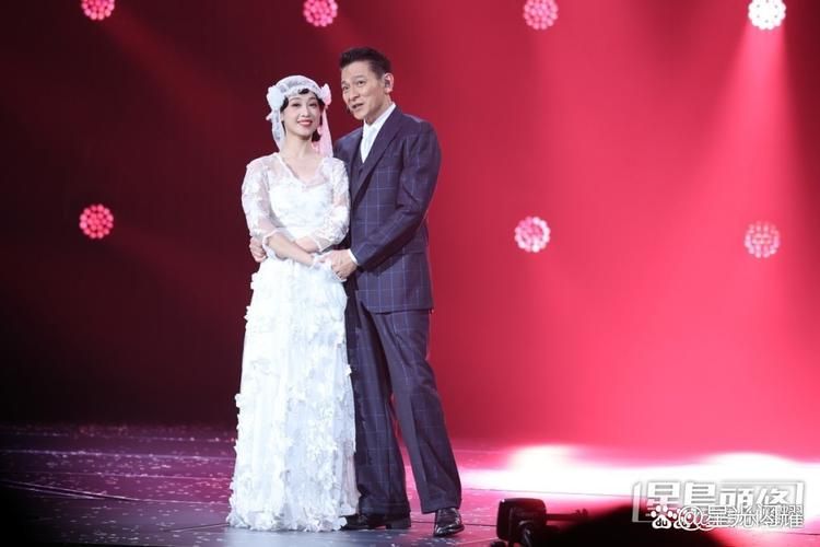 刘德华与朱丹同台演出引发观众热议