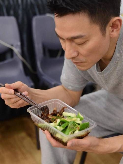 刘德华与母亲的深厚感情，令人动容的母子情深