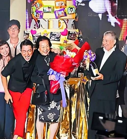 刘德华与母亲的深厚感情，令人动容的母子情深
