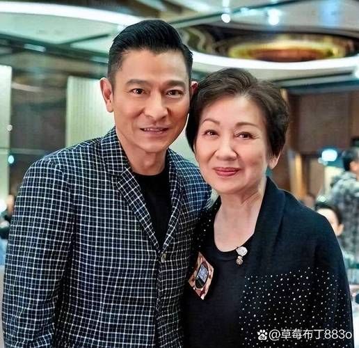 刘德华与洪金宝：患难与共的师徒情谊