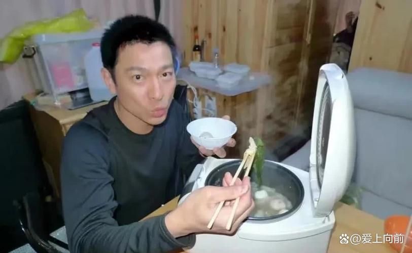 刘德华与盒饭：明星的朴实一面，引发网友热议