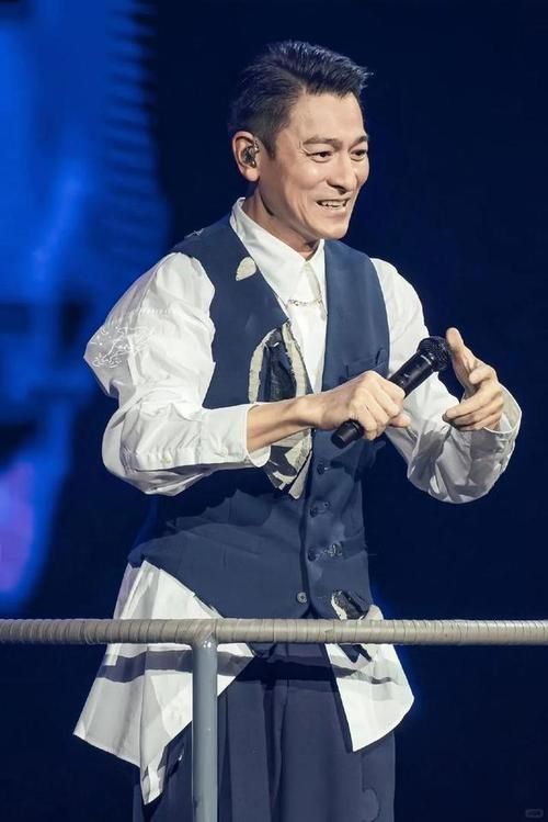 刘德华与陈玉莲演唱会合作瞬间引爆网络热搜