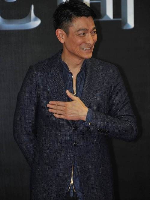 刘德华两度哽咽：揭秘曾志伟鞠躬背后的原因