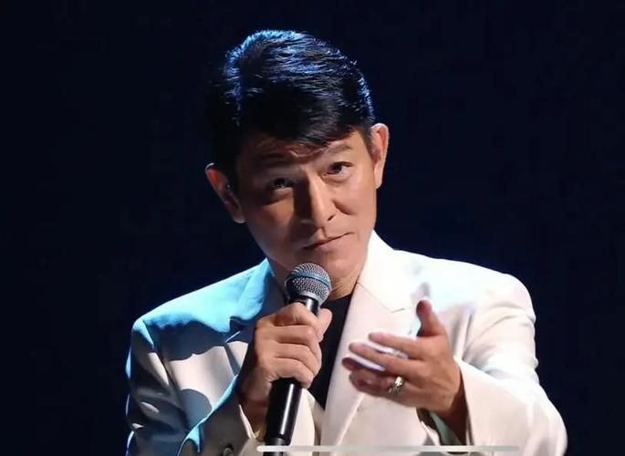 刘德华两度哽咽：揭秘曾志伟鞠躬背后的原因