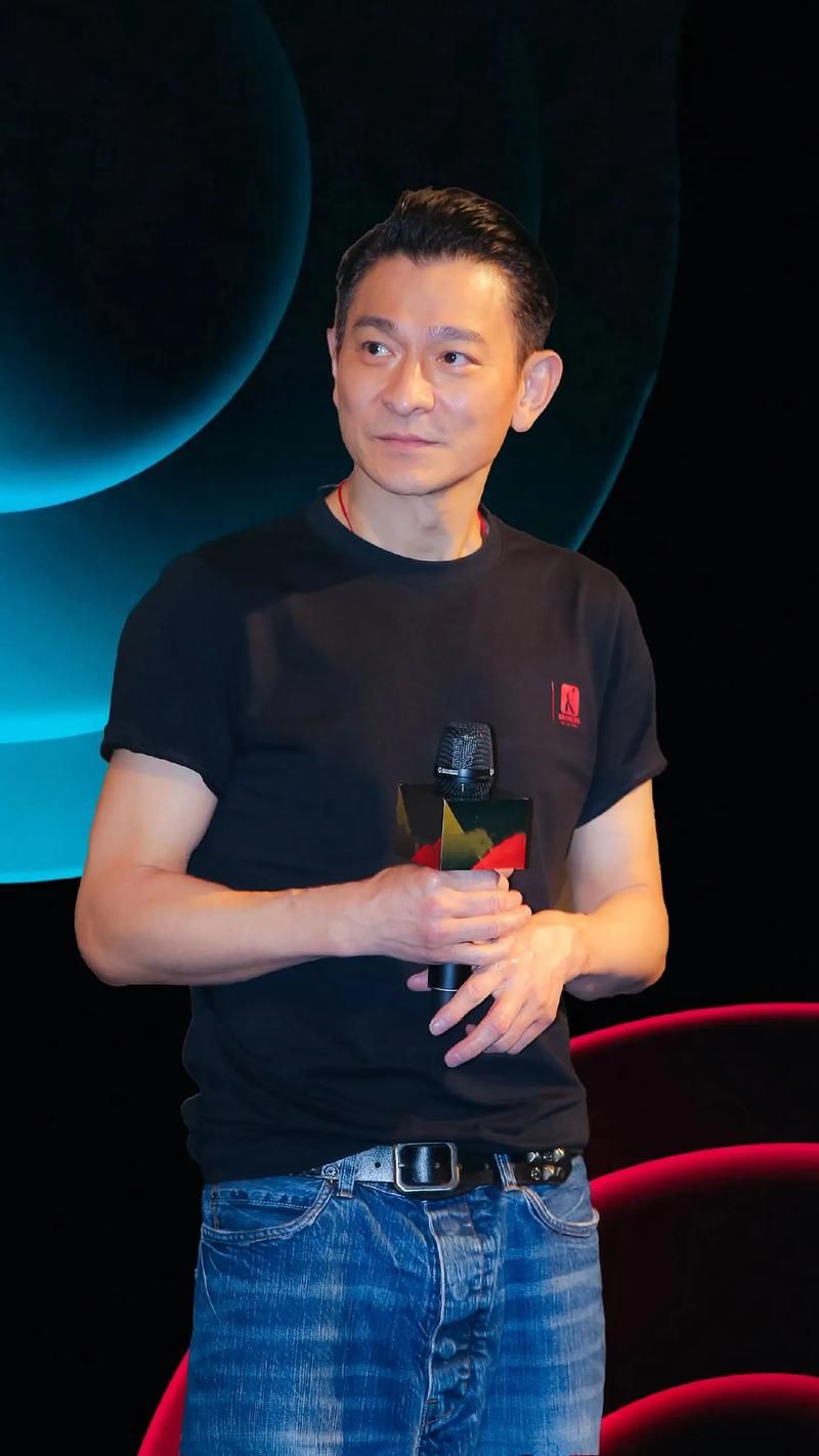刘德华个人资料简介：一个时代偶像的成长之路
