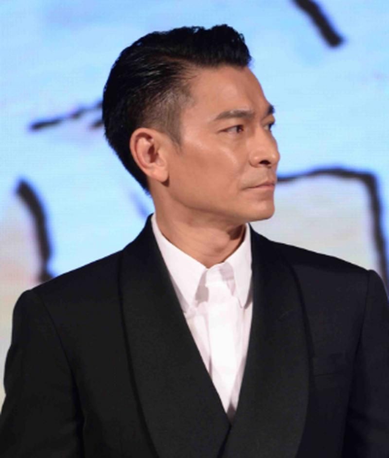 刘德华侧脸照片高清大图 粉丝直呼太迷人