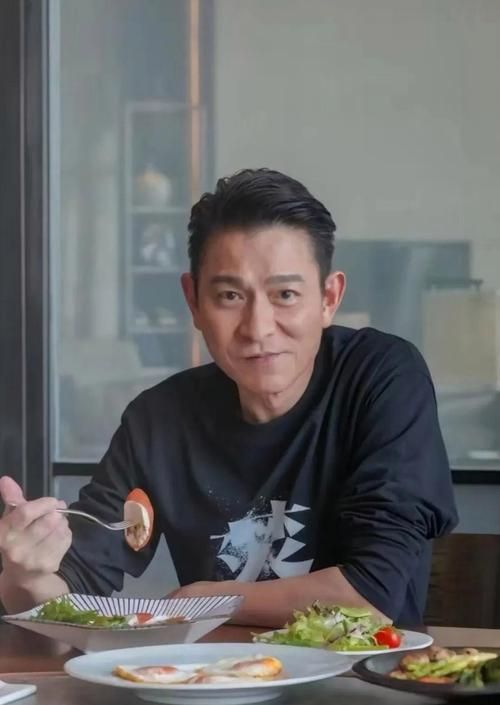 刘德华保养秘籍：简单饮食，保持年轻活力