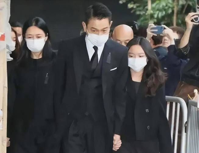 刘德华全家福意外曝光 网友纷纷送上祝福和赞美
