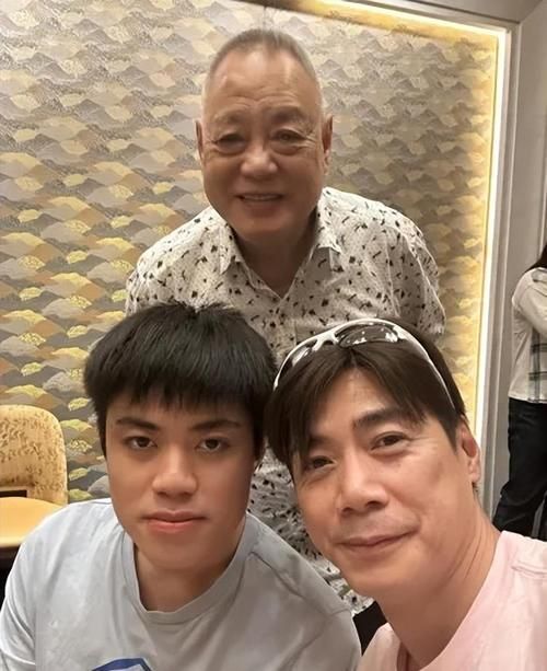 刘德华全家福意外曝光 网友纷纷送上祝福和赞美