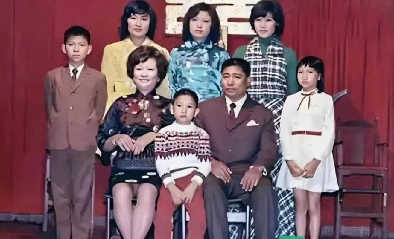 刘德华全家福照片引关注 揭秘天王私下家庭生活