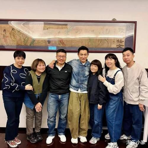 刘德华全家福照片引关注 揭秘天王私下家庭生活