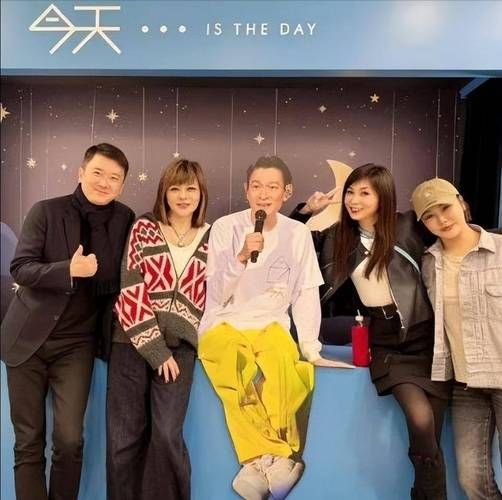 刘德华关之琳：银幕情侣再聚首，演唱会惊喜瞬间！