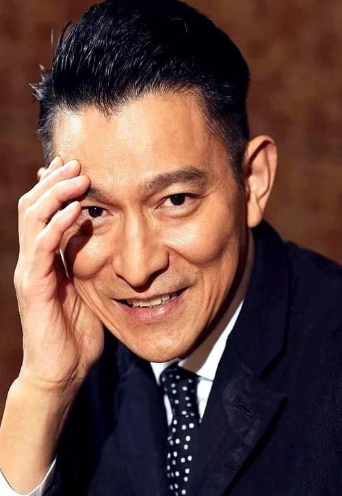 刘德华再获华表奖：实力与人气兼具的影坛常青树