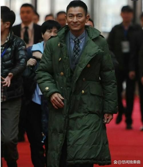 刘德华军大衣造型帅气，网友：天王风采依旧！