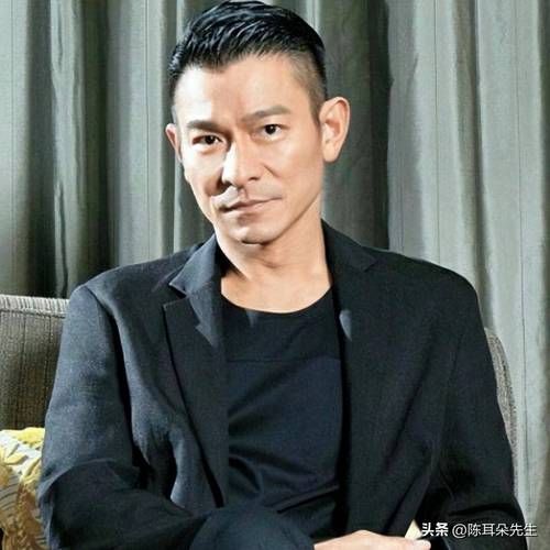 刘德华军大衣造型帅气，网友：天王风采依旧！