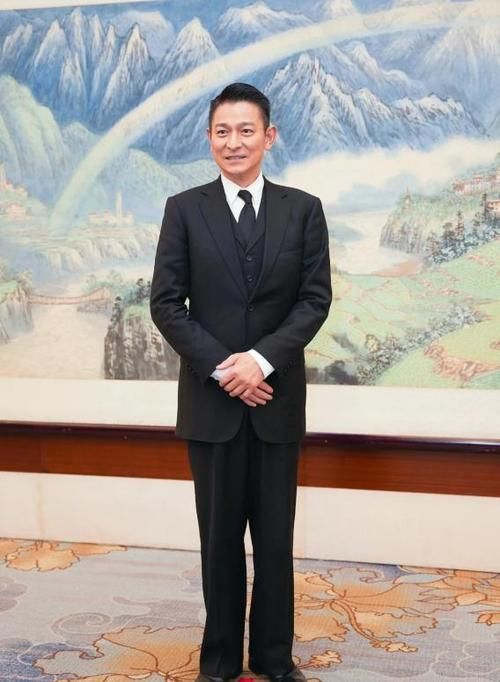 刘德华军大衣造型帅气，网友：天王风采依旧！