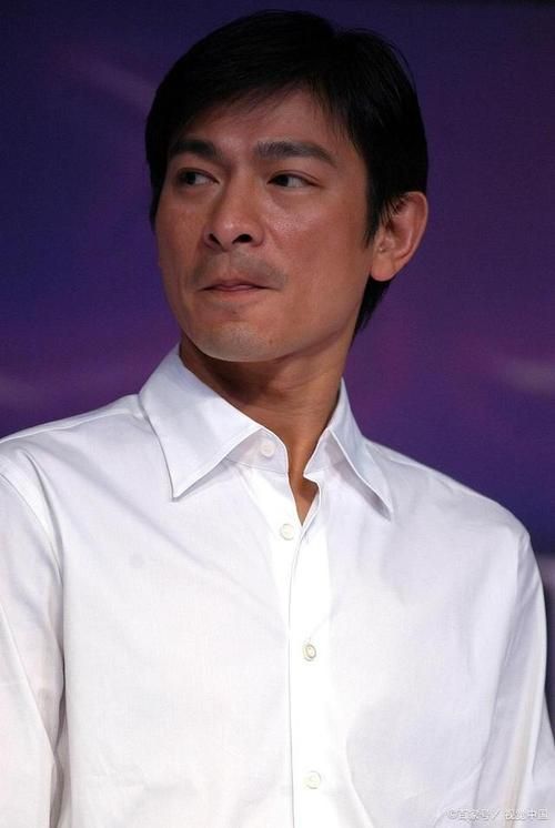 刘德华军大衣造型帅气，网友：天王风采依旧！