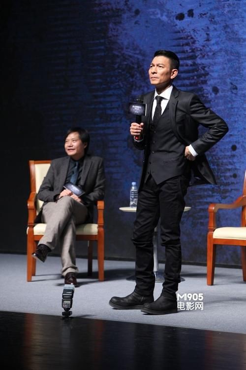 刘德华军大衣造型引热议，网友：这才是真正的时尚