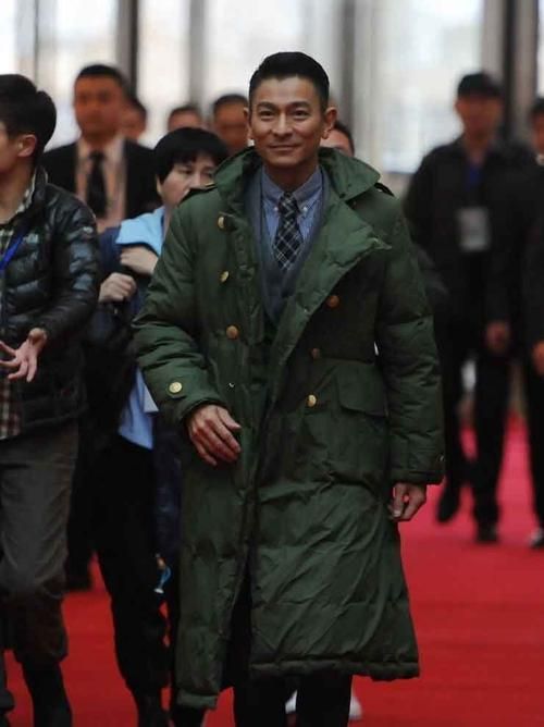 刘德华军大衣造型引热议，网友：这才是真正的时尚