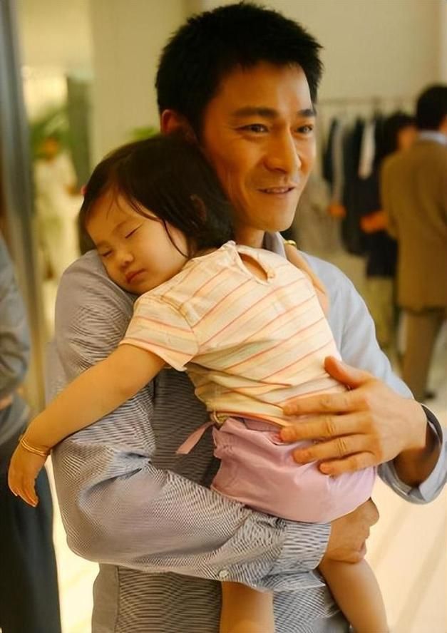 刘德华几岁生孩子 他的女儿出生时他多少岁
