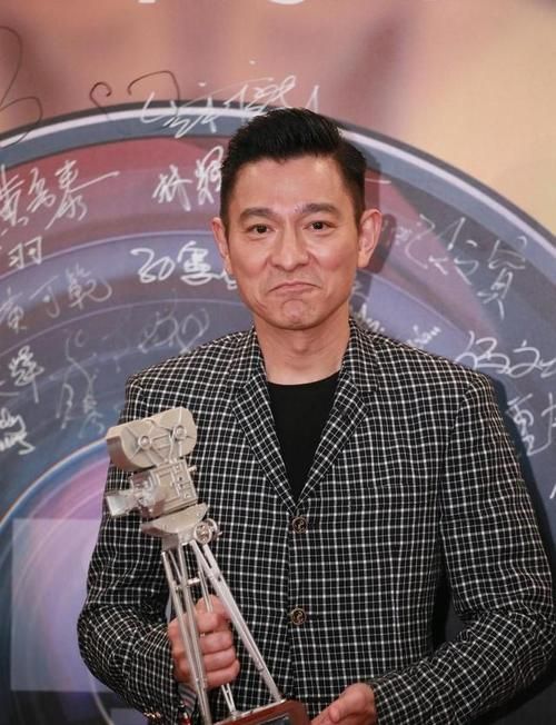 刘德华出身背景详解：普通家庭如何培养出超级巨星