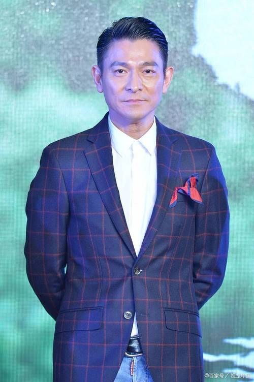 刘德华出身背景详解：普通家庭如何培养出超级巨星