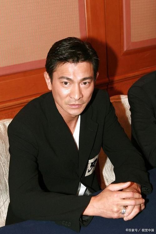刘德华出身背景详解：普通家庭如何培养出超级巨星