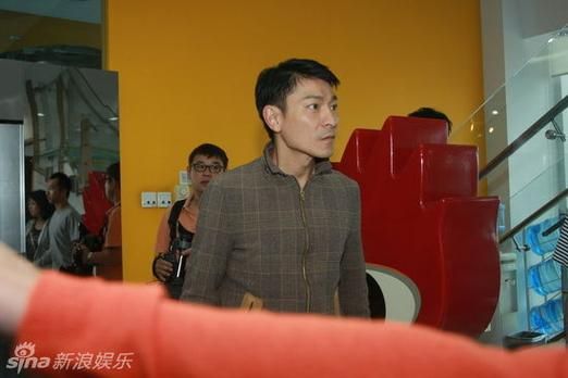 刘德华原名刘福荣，改名后星途坦荡的传奇人生