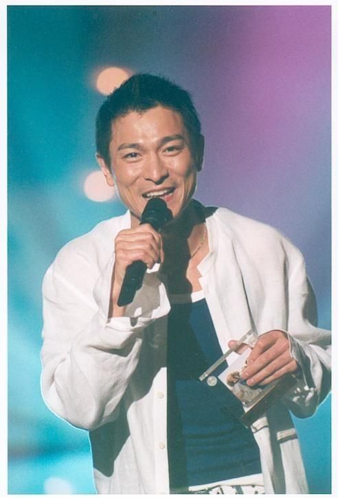 刘德华原名刘福荣，改名后星途坦荡的传奇人生