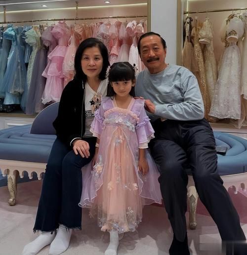 刘德华参加女儿生日派对罕见家庭照流出