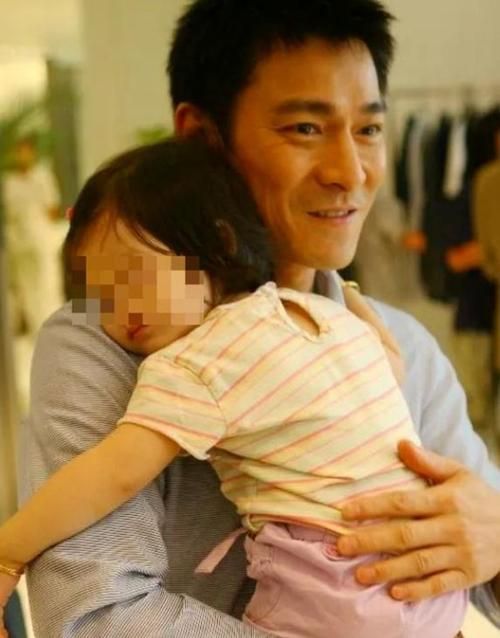 刘德华参加女儿生日派对罕见家庭照流出