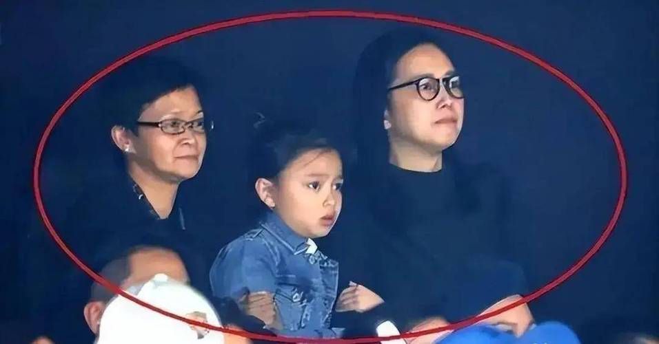 刘德华参加女儿生日派对罕见家庭照流出