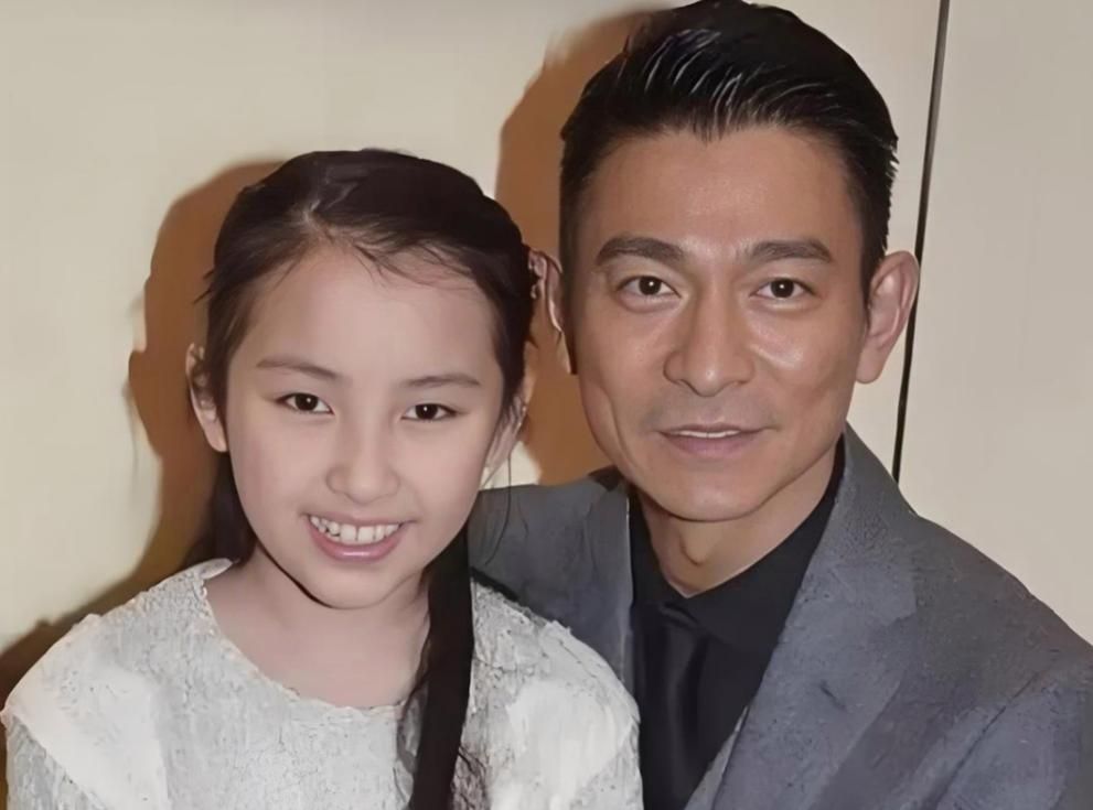 刘德华双胞胎女儿近照曝光网友直呼太像爸爸
