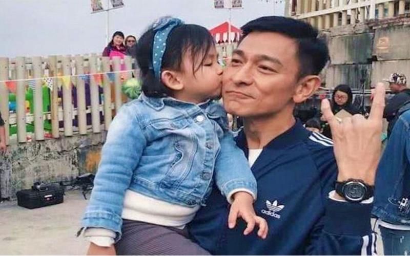 刘德华双胞胎女儿近照曝光网友直呼太像爸爸
