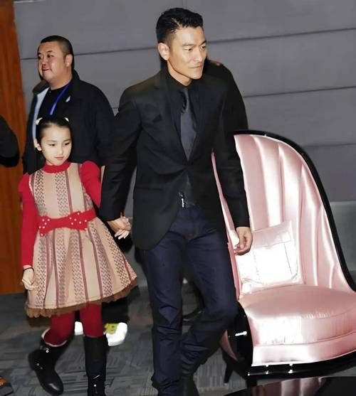 刘德华双胞胎女儿近照曝光网友直呼太像爸爸