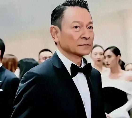 刘德华同学聚会照片引热议 明星与素人差距明显