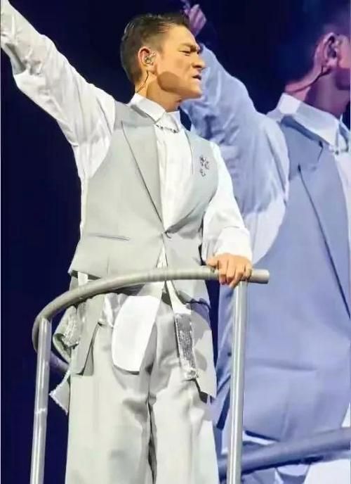 刘德华同学聚会照片引热议 明星与素人差距明显