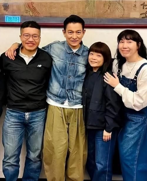 刘德华同学聚会照片引热议 明星与素人差距明显