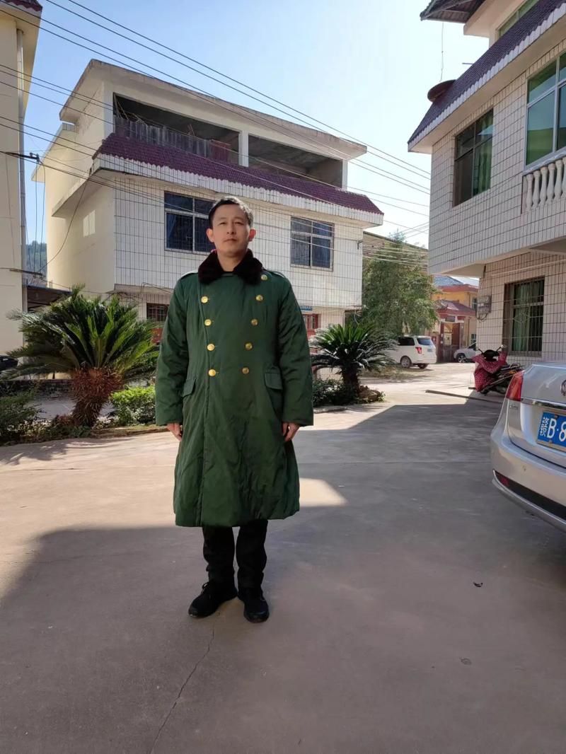 刘德华同款军大衣火爆全网 保暖又时尚