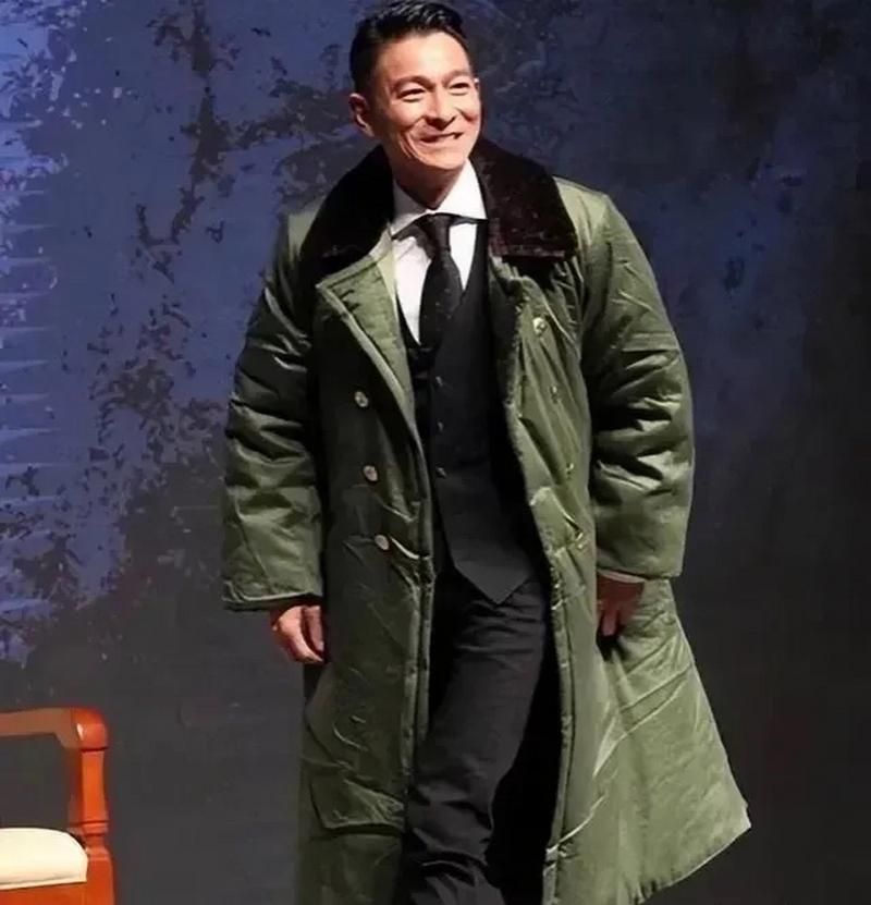刘德华同款军大衣火爆全网 保暖又时尚