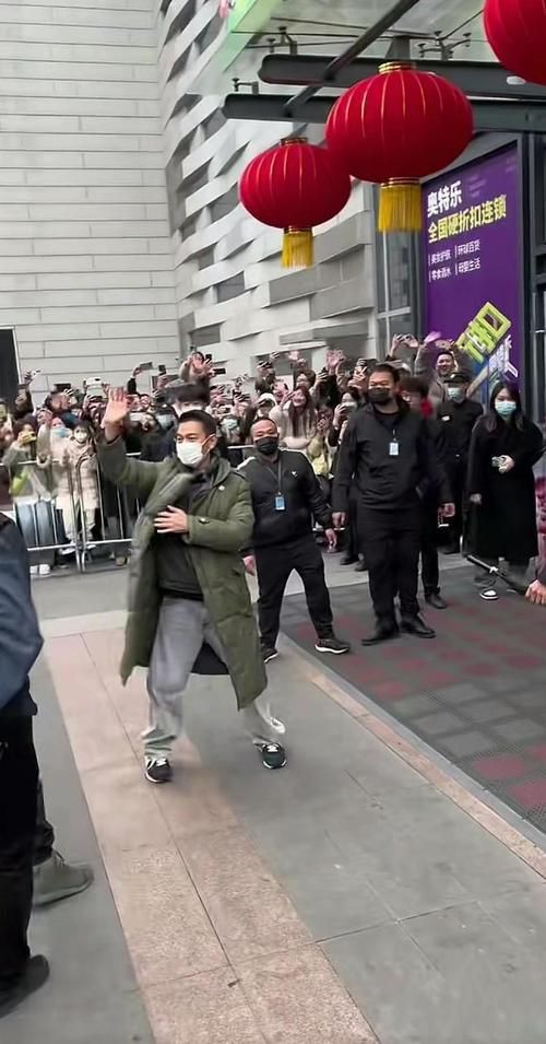 刘德华同款军大衣火爆全网 保暖又时尚