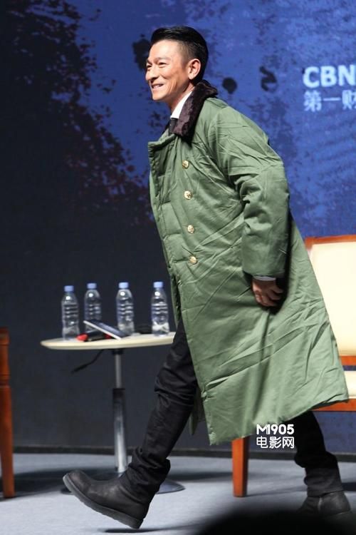 刘德华同款军大衣火爆全网 保暖又时尚