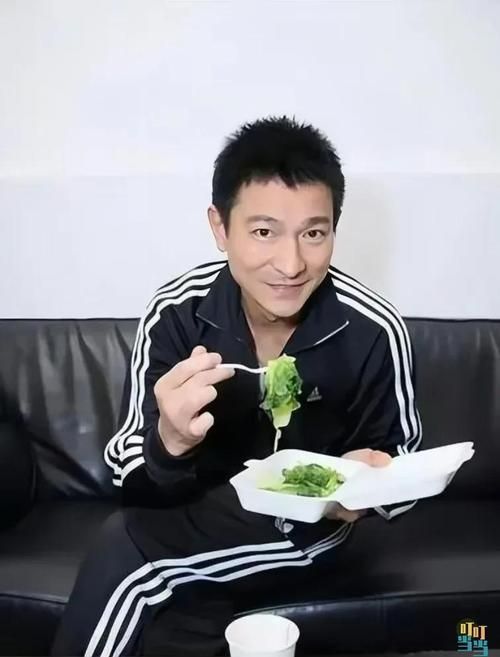 刘德华吸烟吗网友热议明星健康生活引关注